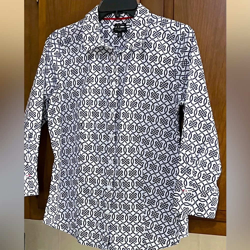 EUC. Talbots wrinkle resistant women’s blouse. Navy Blue and white. Size 6P.